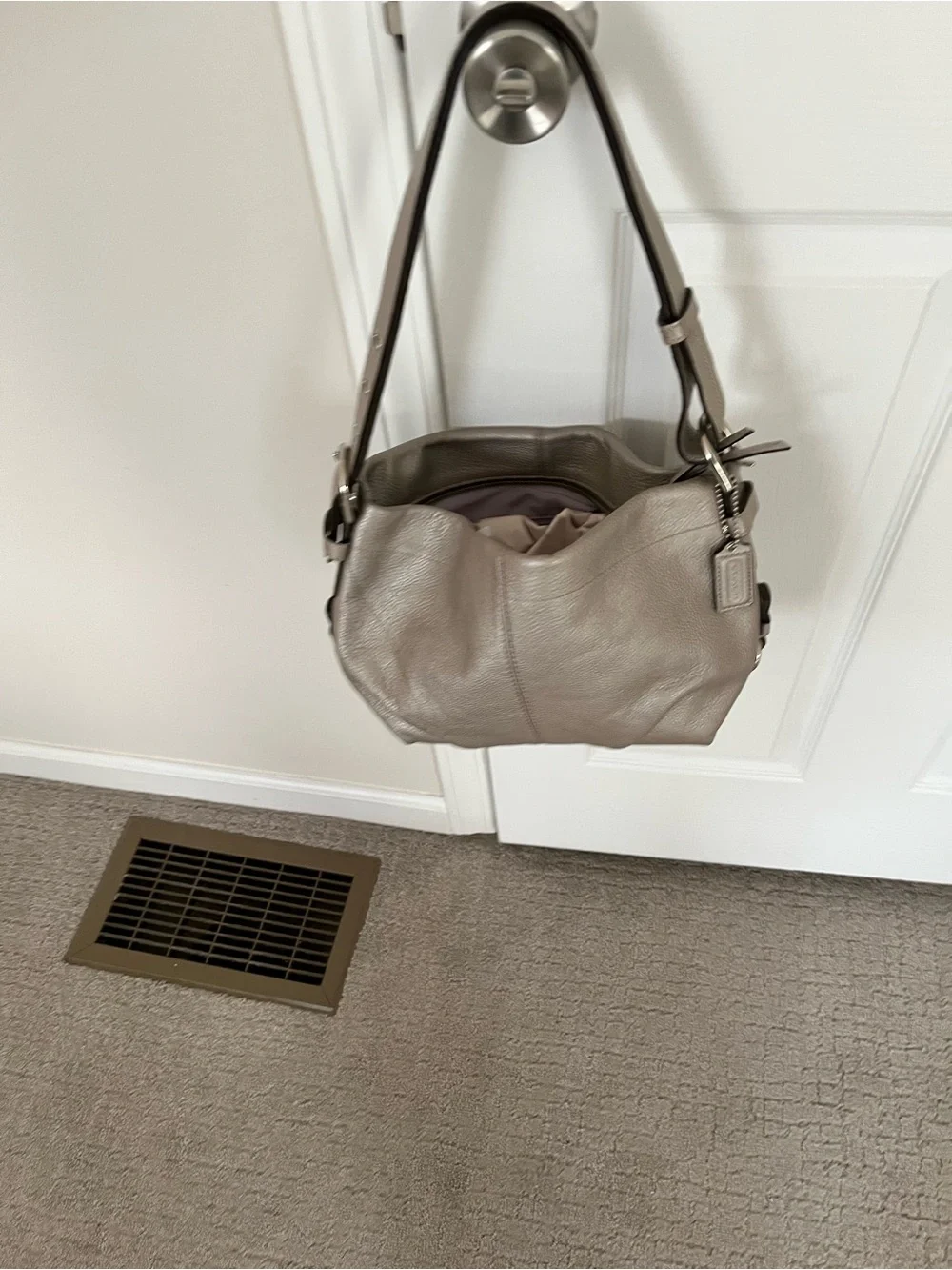 Gorgeous Coach Leather Bag in Silver Metallic!